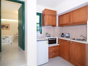 Fridge, microwave, coffee/tea maker, electric kettle - Amazones Kalimera Village (Piskopiano)