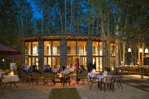 2 restaurants, breakfast served