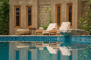 Una piscina cubierta, cabañas de piscina gratuitas, sombrillas