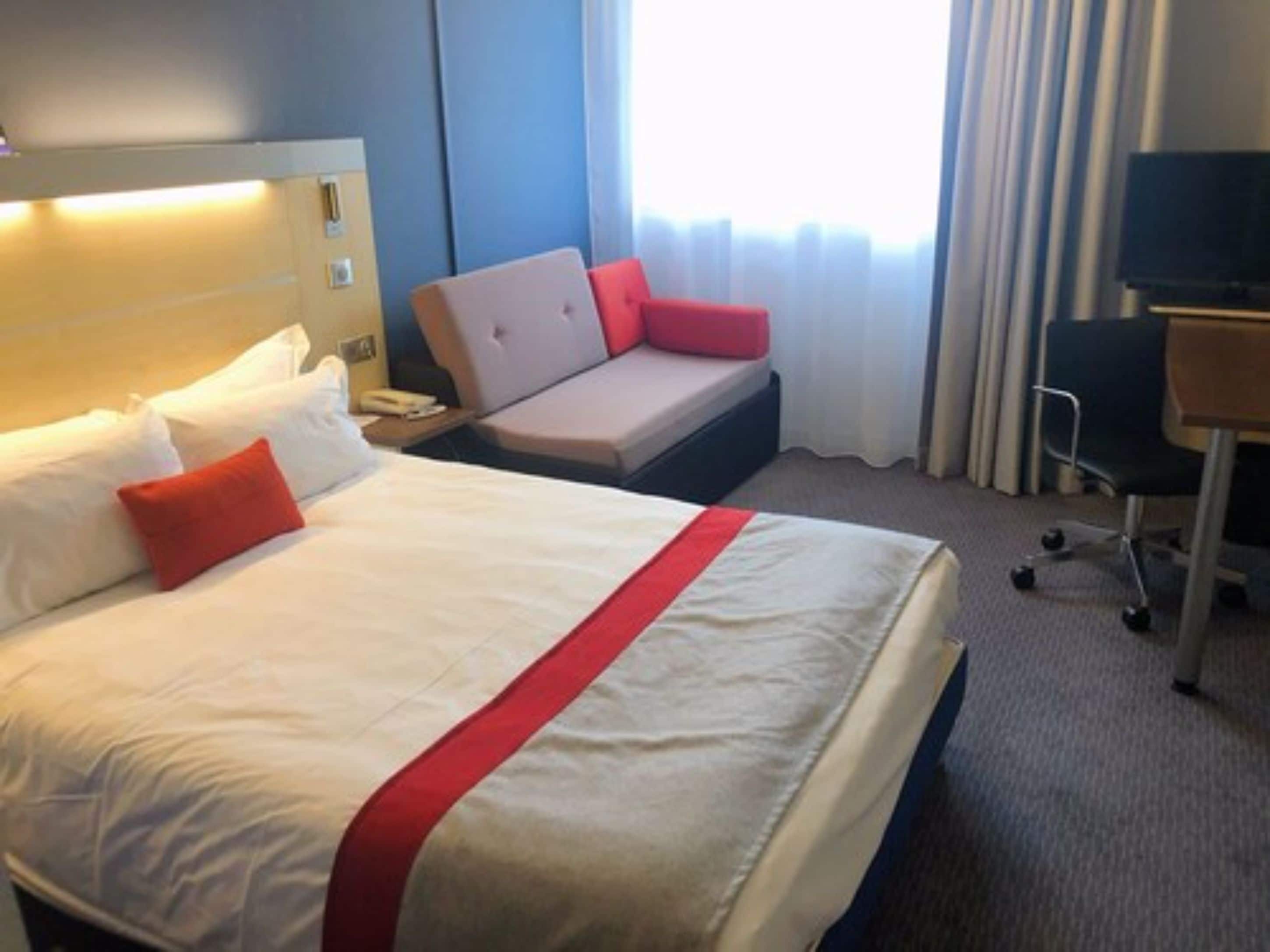 Triple Room | Desk, laptop workspace, blackout curtains, soundproofing