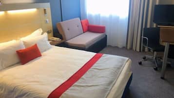 Triple Room | Desk, laptop workspace, blackout curtains, soundproofing