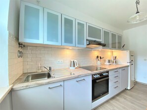 Fridge, oven, stovetop, dishwasher - Experience Chiemsee, mountains & lakes - apartment for up to 4 people, 2 bedrooms, balcony (Marquartstein)