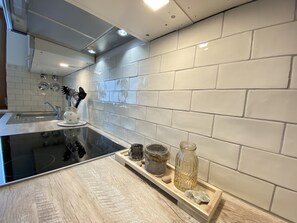 Jääkaappi, uuni, liesi, astianpesukone