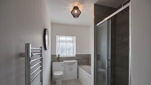 Apartment | Bathroom - Endeavour II (Whitby)