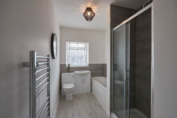 Apartment | Bathroom | Combined shower/tub, soap, shampoo, toilet paper - Endeavour II (Whitby)