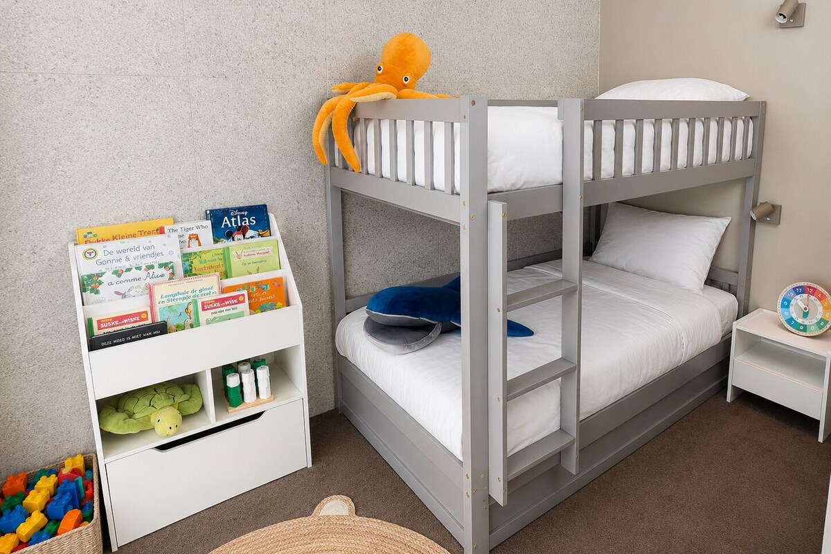 Deluxe family room | In-room safe, soundproofing, iron/ironing board, WiFi (free)