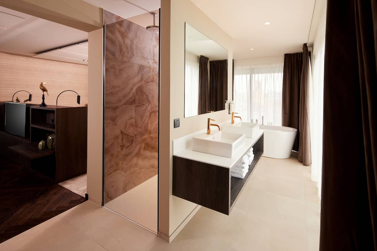 presidential suite | bathroom | hair dryer, towels, soap, shampoo
