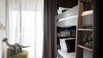 In-room safe, soundproofing, iron/ironing board, free WiFi