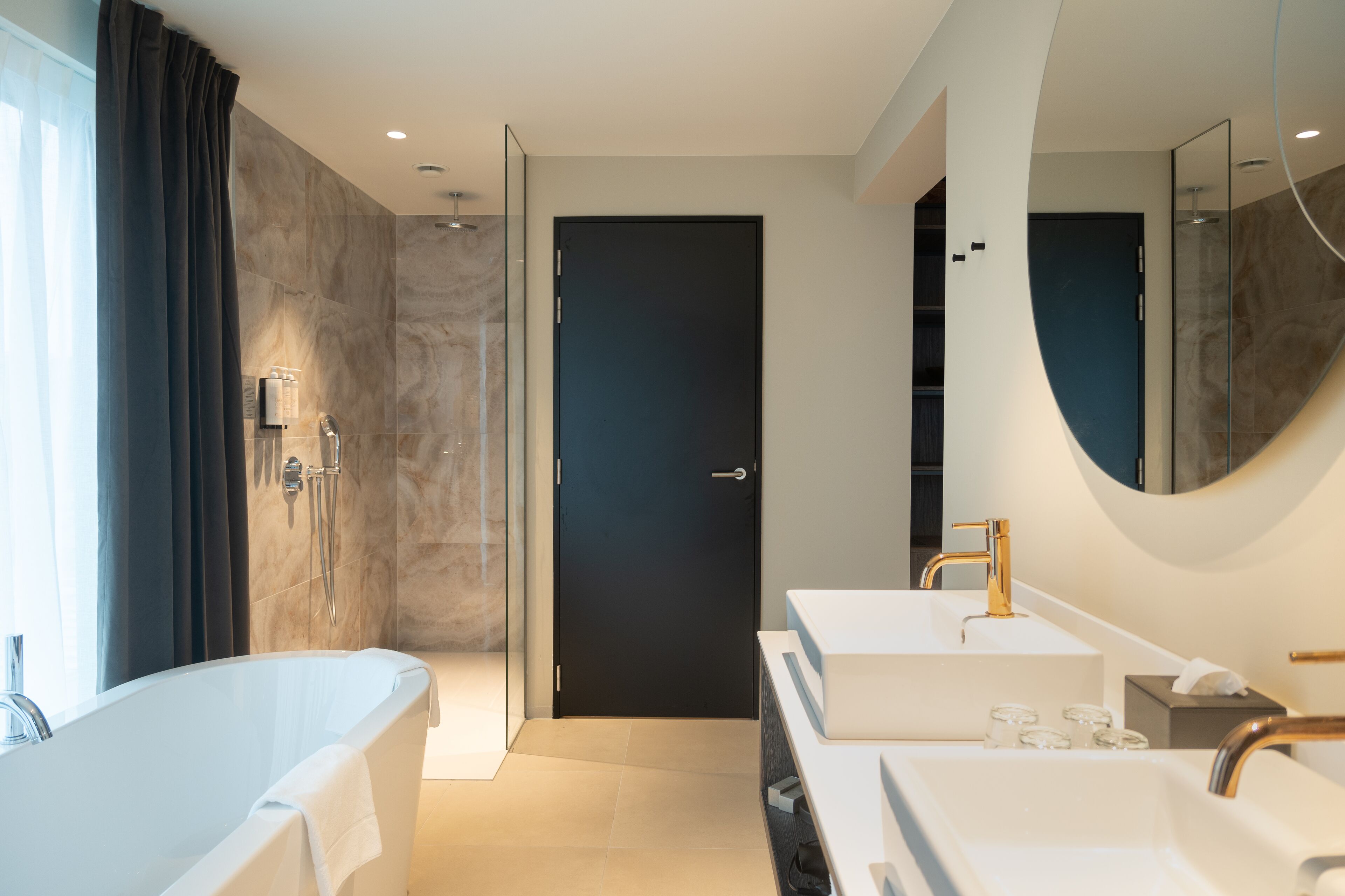 Family Suite | Bathroom | Hair dryer, towels, soap, shampoo
