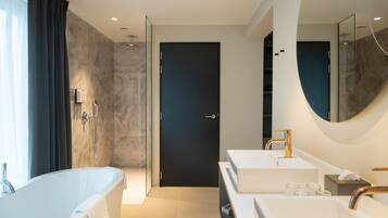 Family Suite | Bathroom | Hair dryer, towels, soap, shampoo