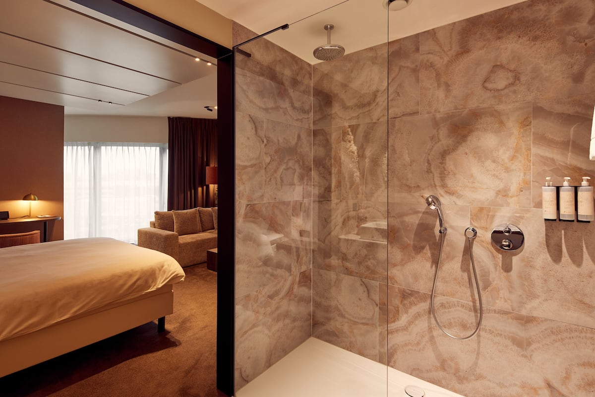 suite | bathroom | hair dryer, towels, soap, shampoo