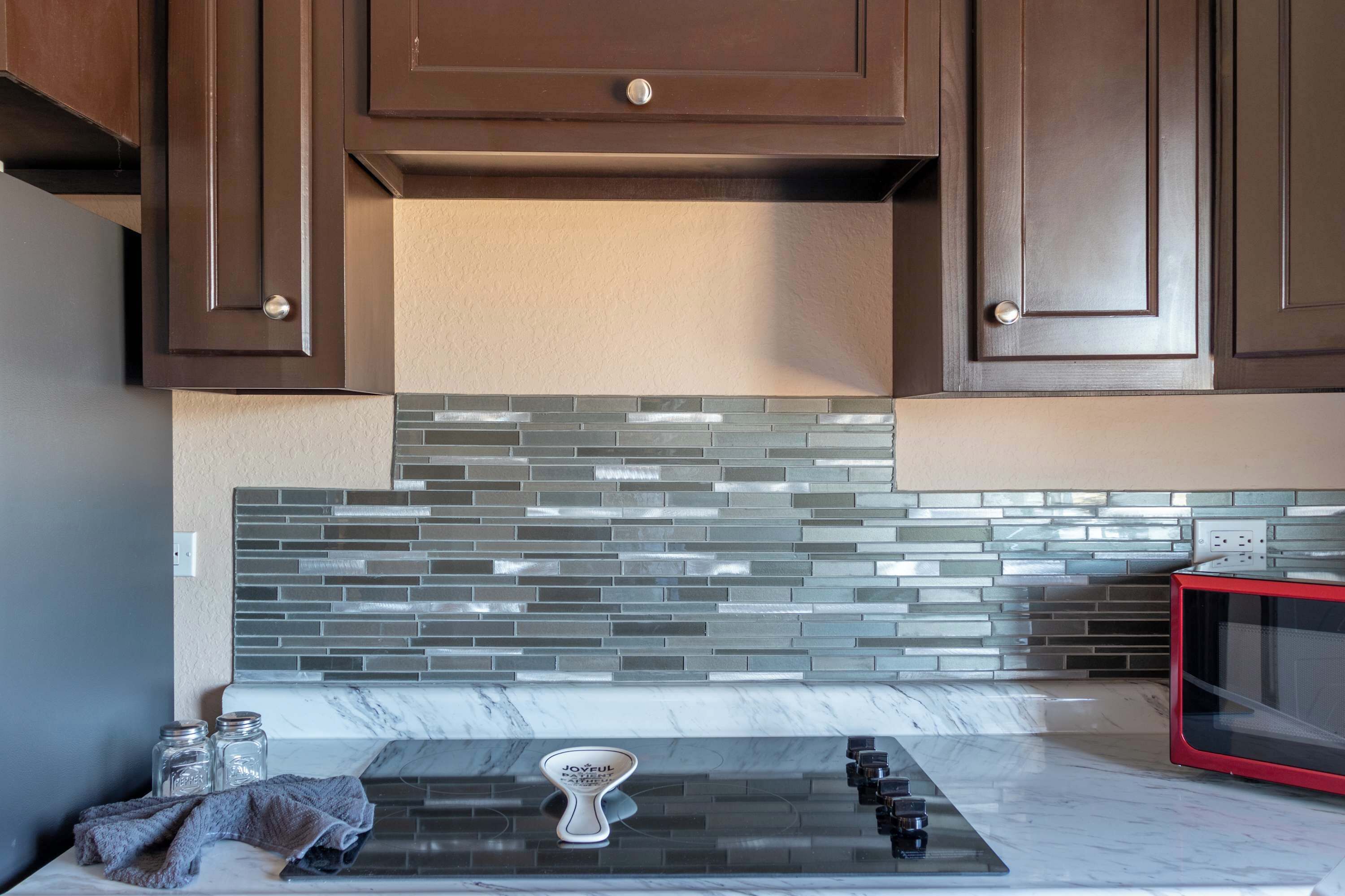 Kühlschrank, Mikrowelle, Herdplatte, Wasserkocher mit Kaffee-/Teezubehör