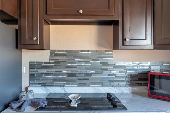 Réfrigérateur, micro-ondes, plaque de cuisson, cafeti�ère/bouilloire