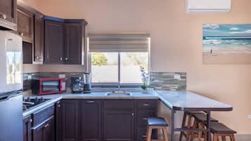 Een koelkast, een microgolfoven, een kookplaat