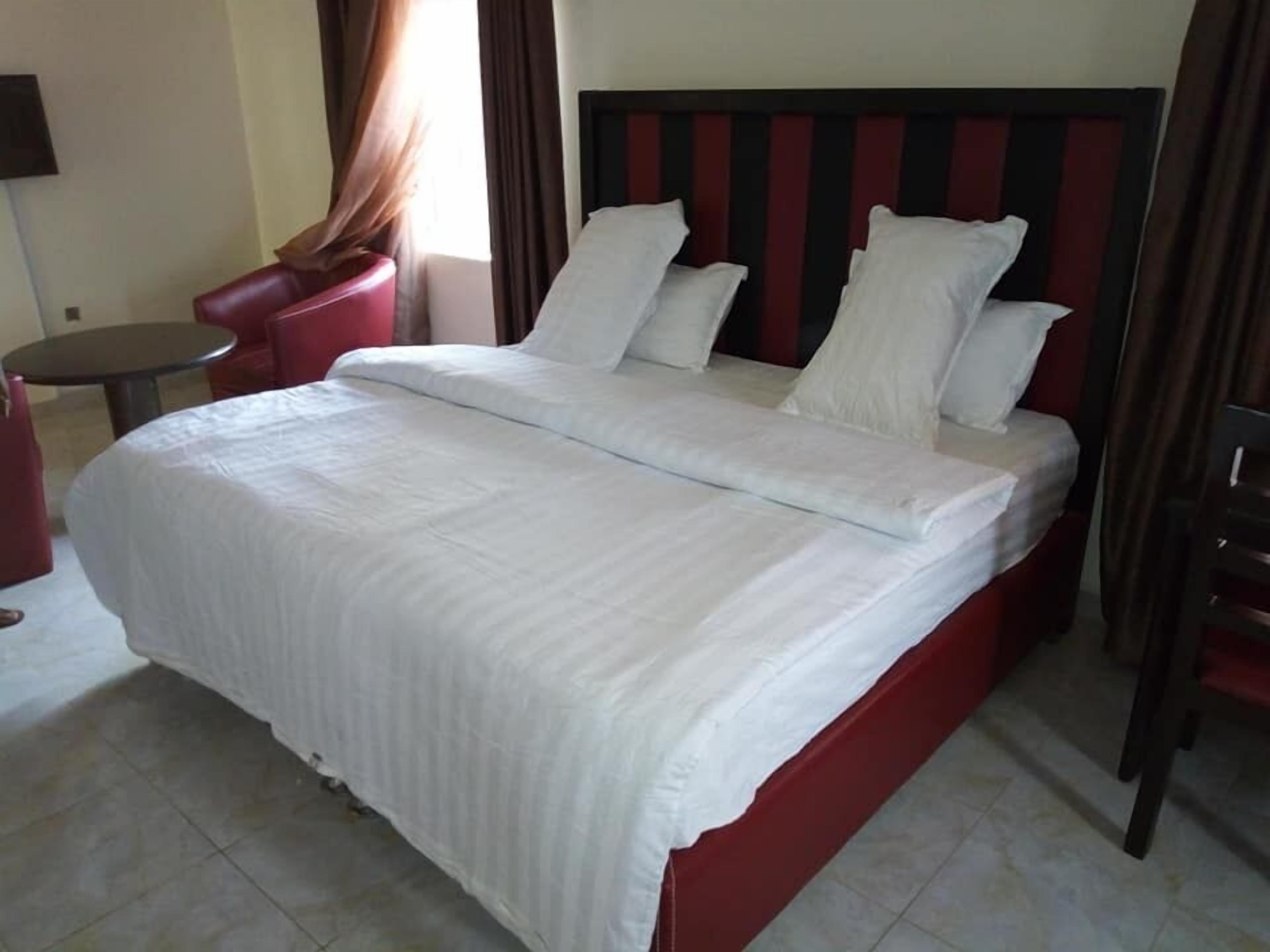 room | in-room safe, free wifi, bed sheets