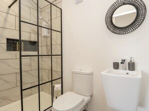 Douche, sĂšche-cheveux, serviettes fournies, papier toilette