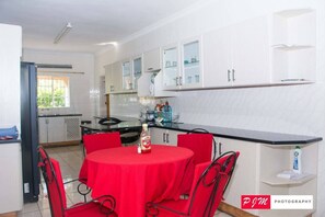 Huis | Privékeuken | Een koelkast, een microgolfoven, een oven, een kookplaat