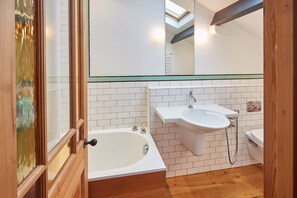 Maison | Salle de bain | Ensemble baignoire-douche, savon, shampooing, papier de toilette