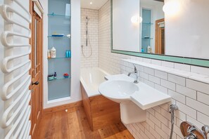 Hus | Badeværelse | Kombination af bruser/badekar, Sæbe, Shampoo, Toiletpapir