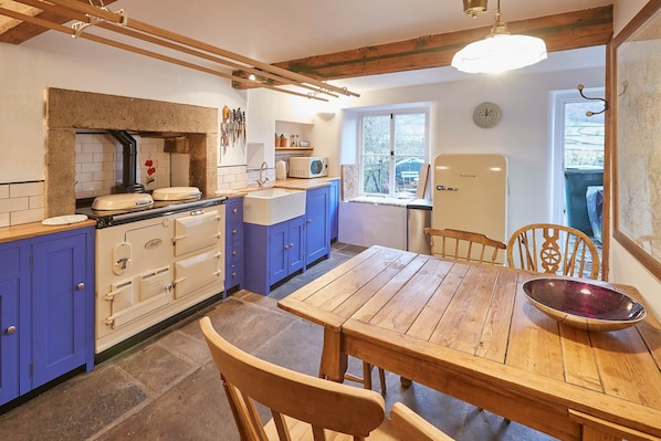 Casa | Cucina privata | Frigorifero con congelatore, microonde, forno, piano cottura