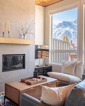 Smart TV, fireplace, books, offices - El Refugio - Private Townhouse with Amazing Views (Canmore)