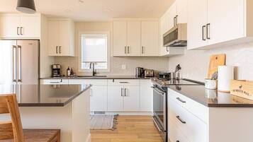 Refrigerador, microondas, horno y parrilla de estufa