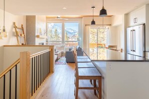Interior - El Refugio - Private Townhouse with Amazing Views (Canmore)