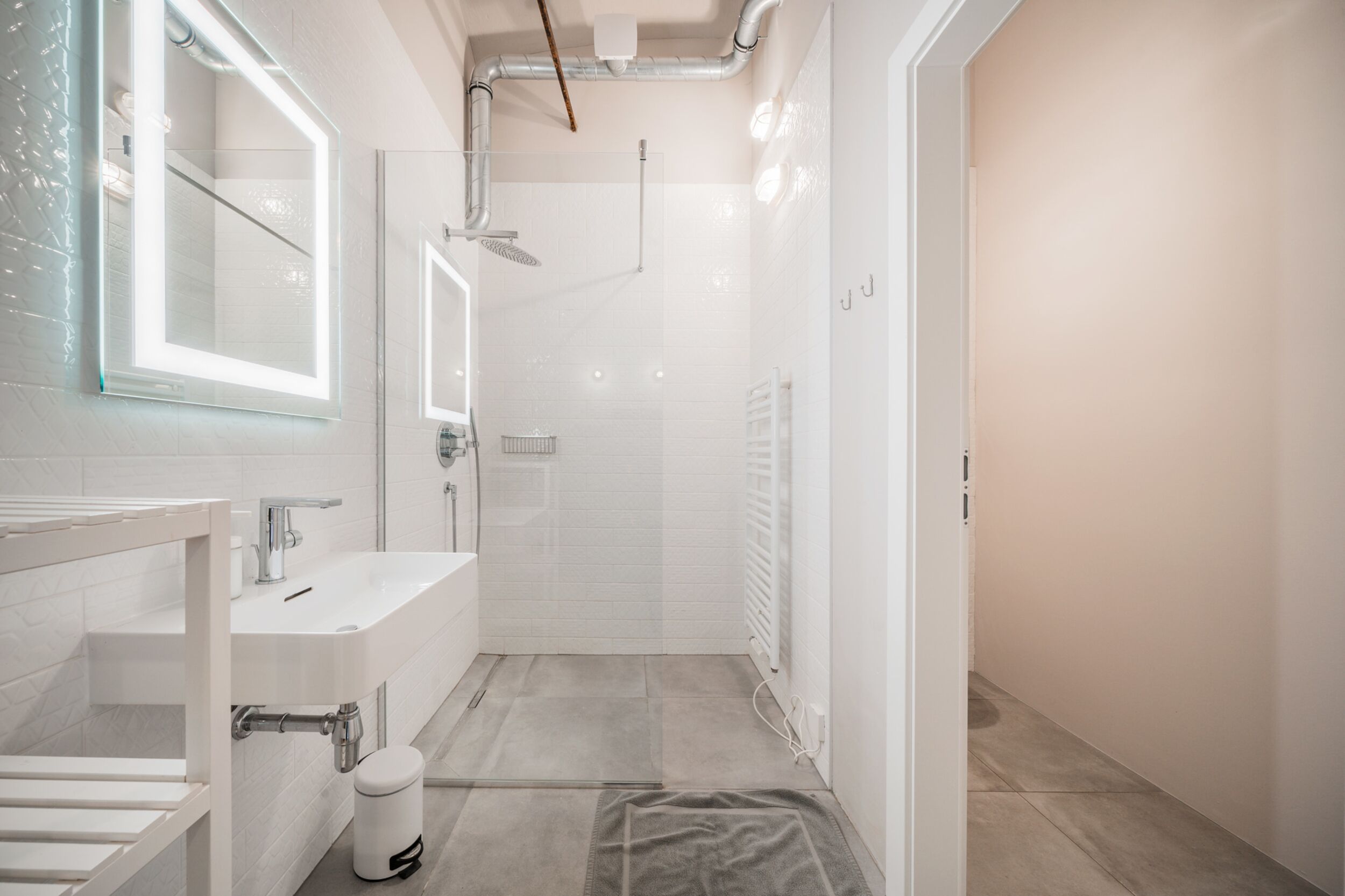 Business-Studio | Badezimmer | Dusche, Haartrockner, Handtücher