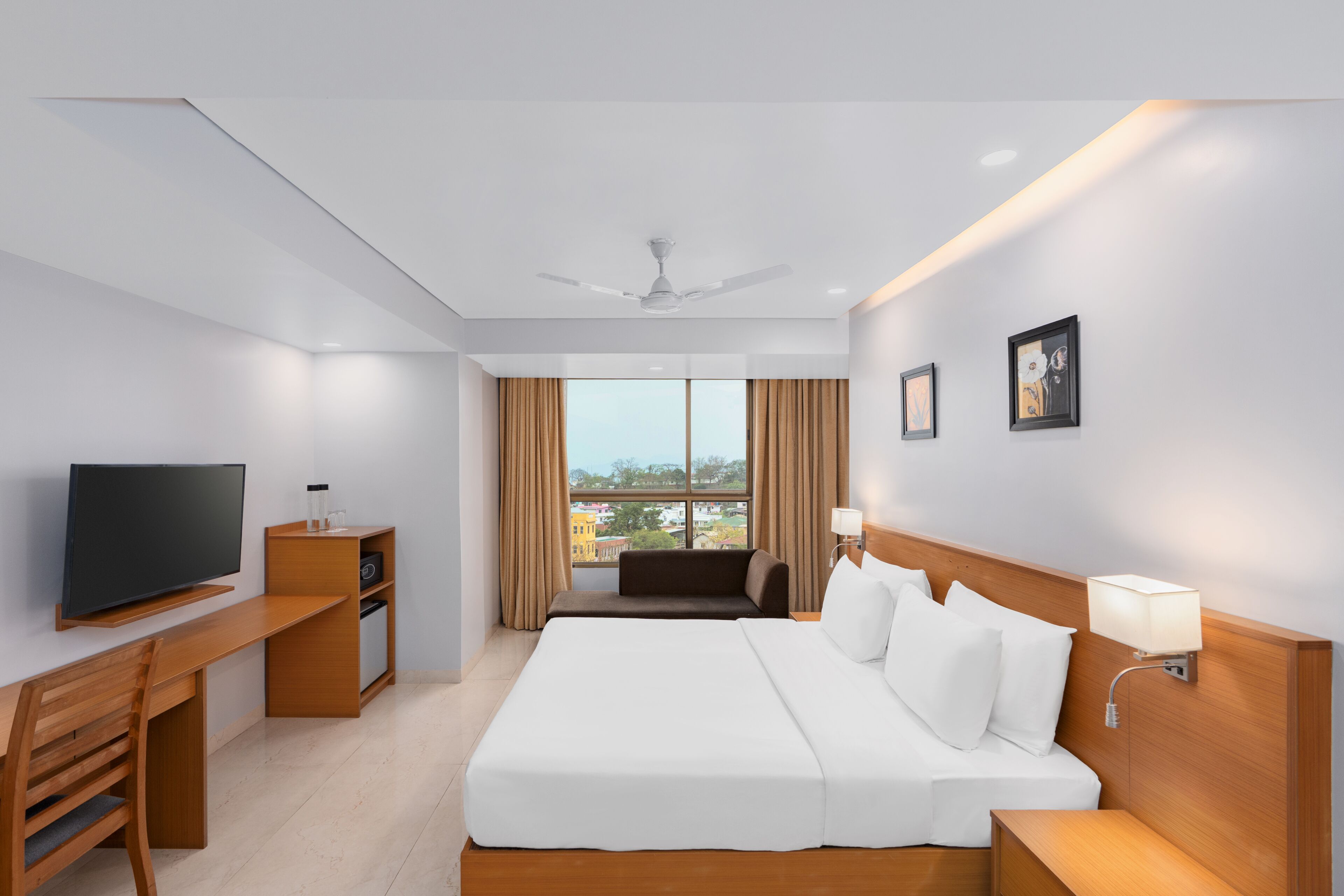 Deluxe Room | Minibar, in-room safe, desk, laptop workspace