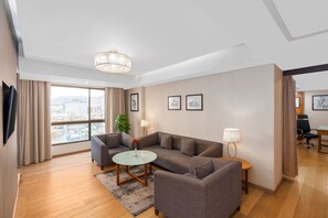 Suite presidencial | Minibar, caja de seguridad en la habitación y escritorio 