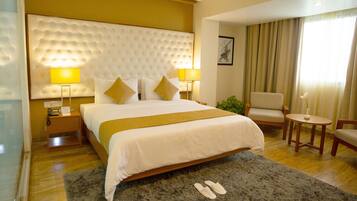 Minibar, caja de seguridad en la habitación y escritorio