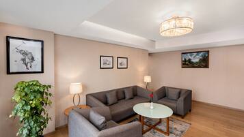 Presidential Suite | Minibar, in-room safe, desk, laptop workspace