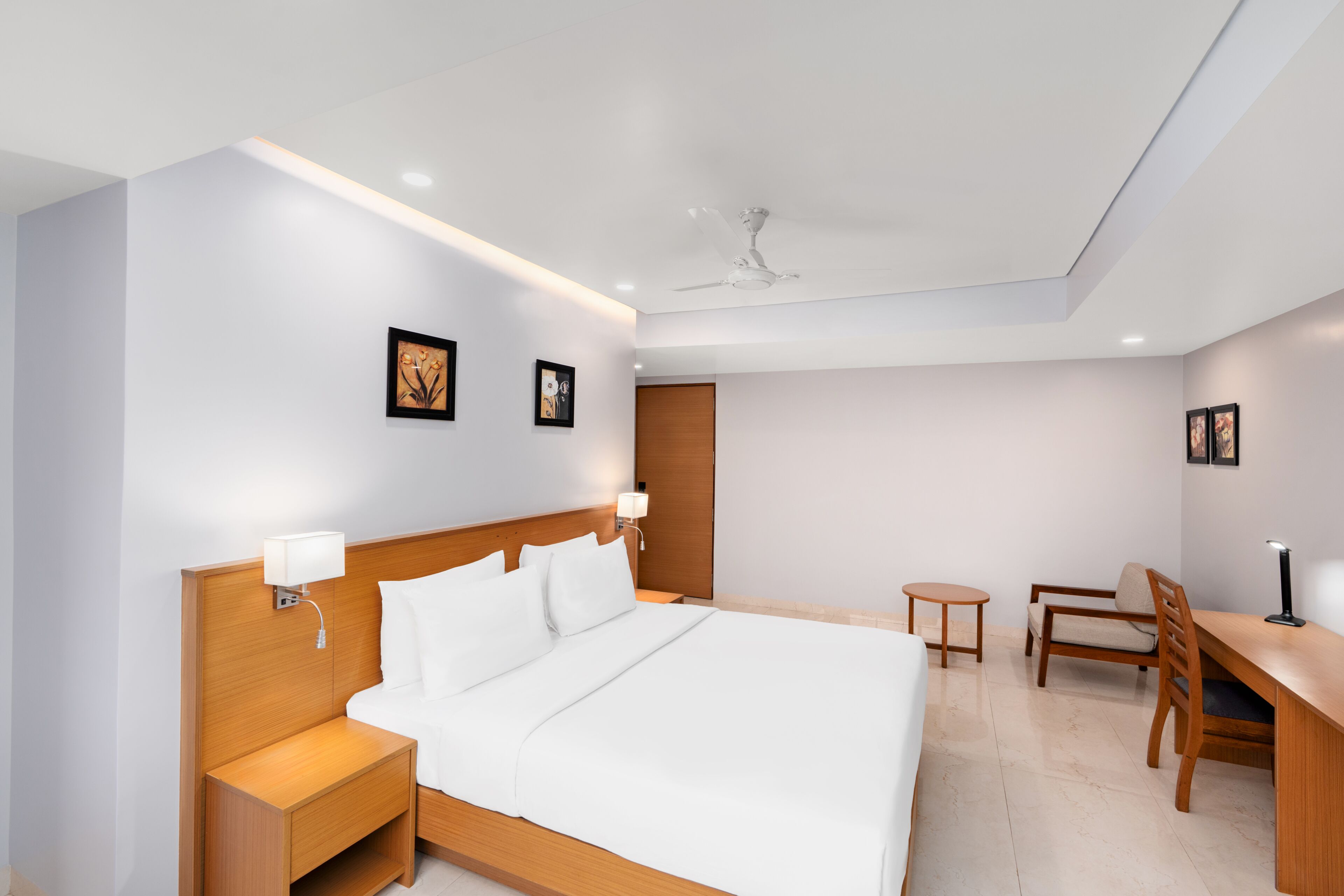 Deluxe Room | Minibar, in-room safe, desk, laptop workspace