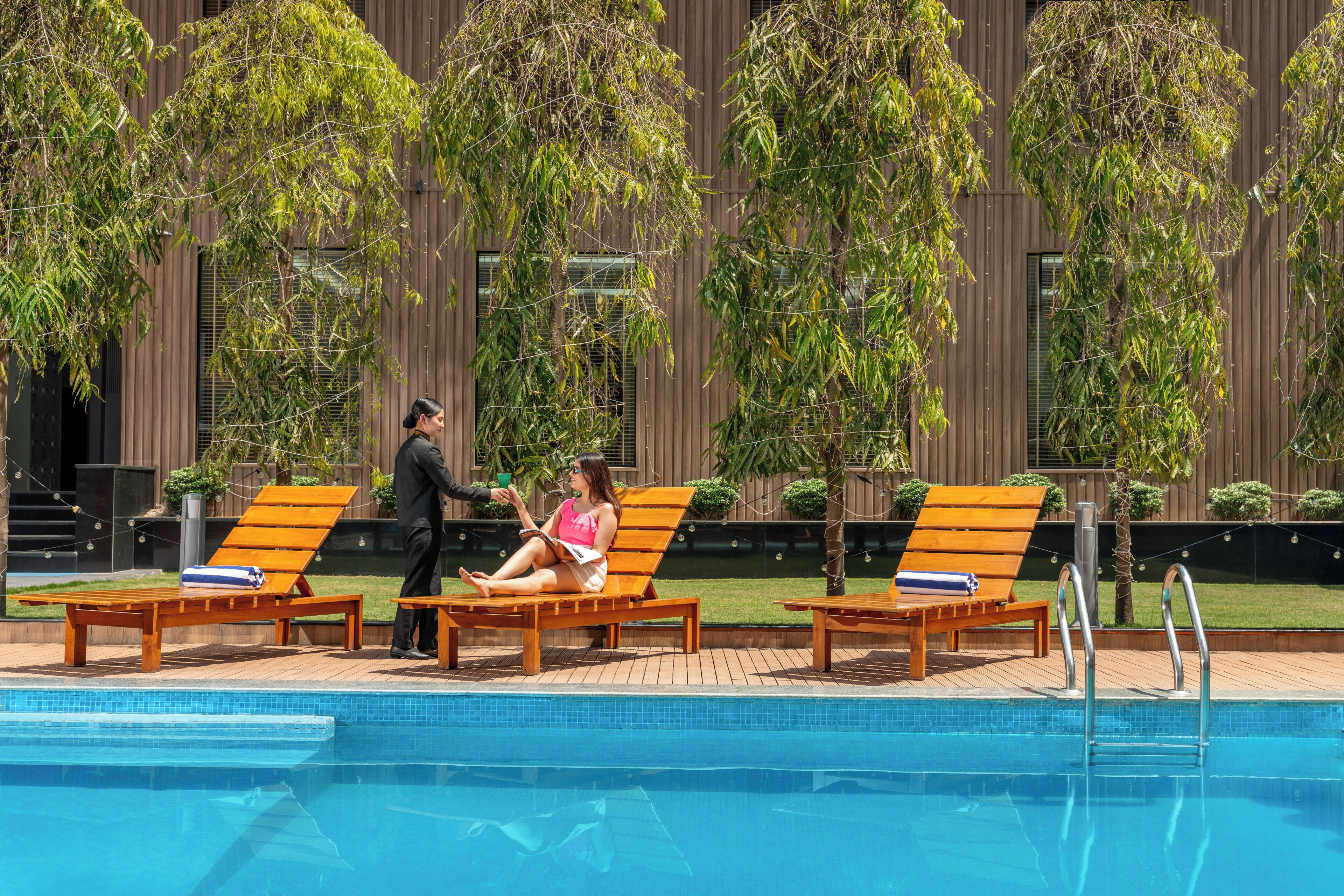 Una piscina al aire libre