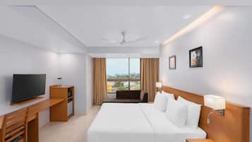 Deluxe Room | Minibar, in-room safe, desk, laptop workspace