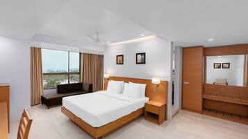 Deluxe Room | Minibar, in-room safe, desk, laptop workspace