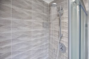 House | Bathroom | Combined shower/tub, soap, shampoo, toilet paper - Lightkeepers Cottage (Whitby)