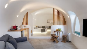 Un interior moderno con un sofá, una zona de comedor y una cocina.