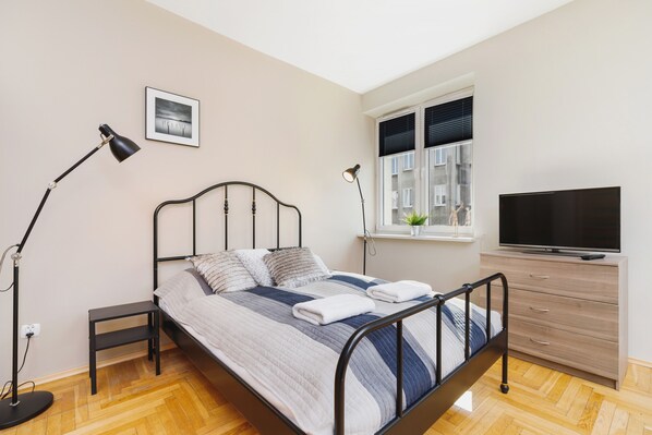 Iron/ironing board, bed sheets - Studio Chopina Cracow by Renters (Kraków)