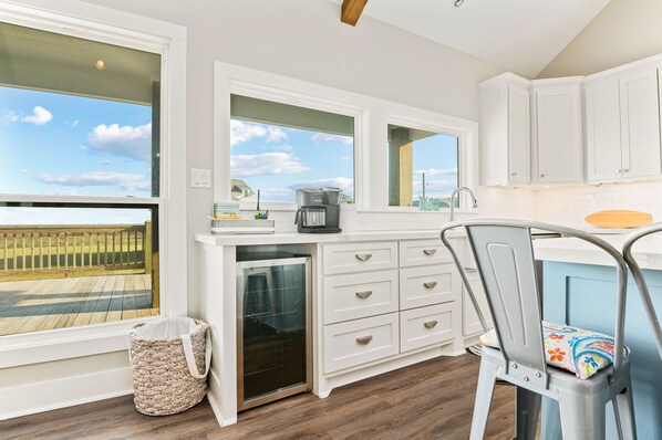 Refrigerador, microondas, cafetera y tetera y tostadora 