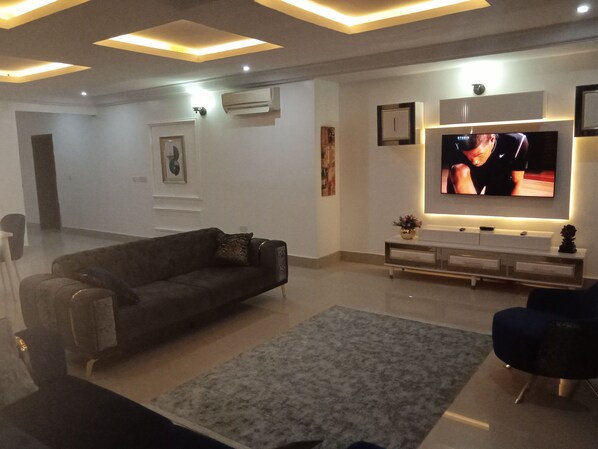 Living area - A premium Luxury Shortlet Apartment in Banana Island , Ikoyi Lagos. (Lagos)