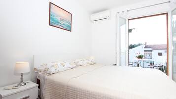 Estudio, 1 cama matrimonial, balcón | Área de sala de estar