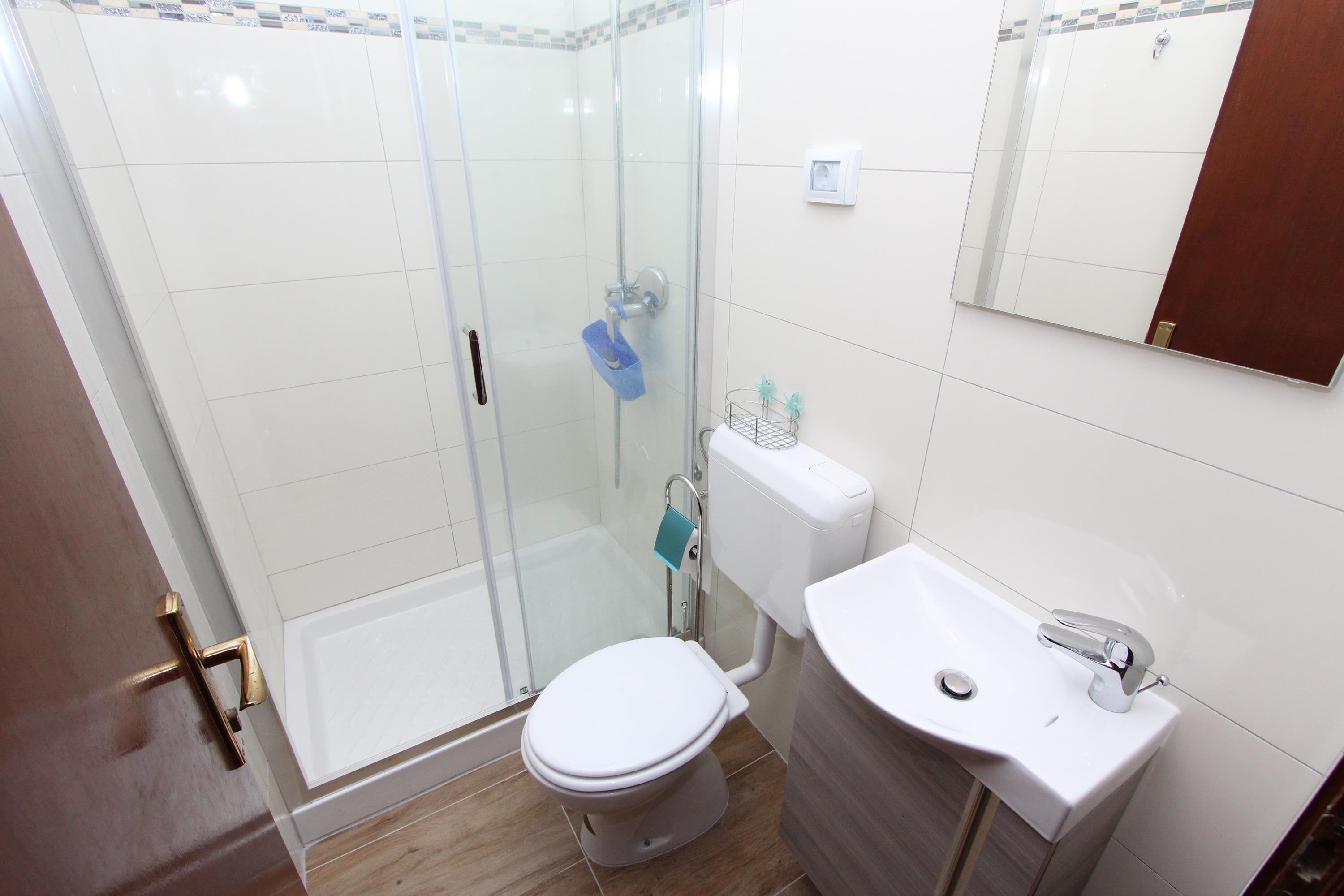 Appartement, 1 slaapkamer, balkon | Badkamer | Een douche, een haardroger, een bidet