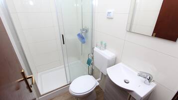 Appartement, 1 slaapkamer, balkon | Badkamer | Een douche, een haardroger, een bidet