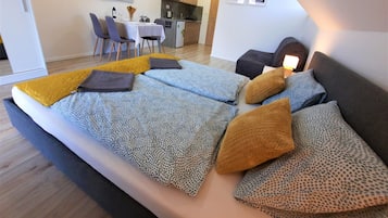 Tabla de planchar con plancha, wifi y ropa de cama