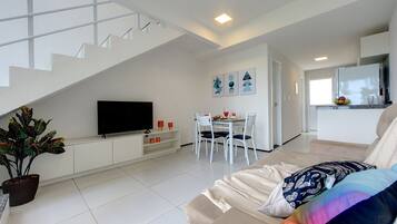 Duplex família | Área de estar | TV de tela plana