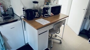 Refrigerador, microondas, parrilla de estufa y cafetera y tetera 