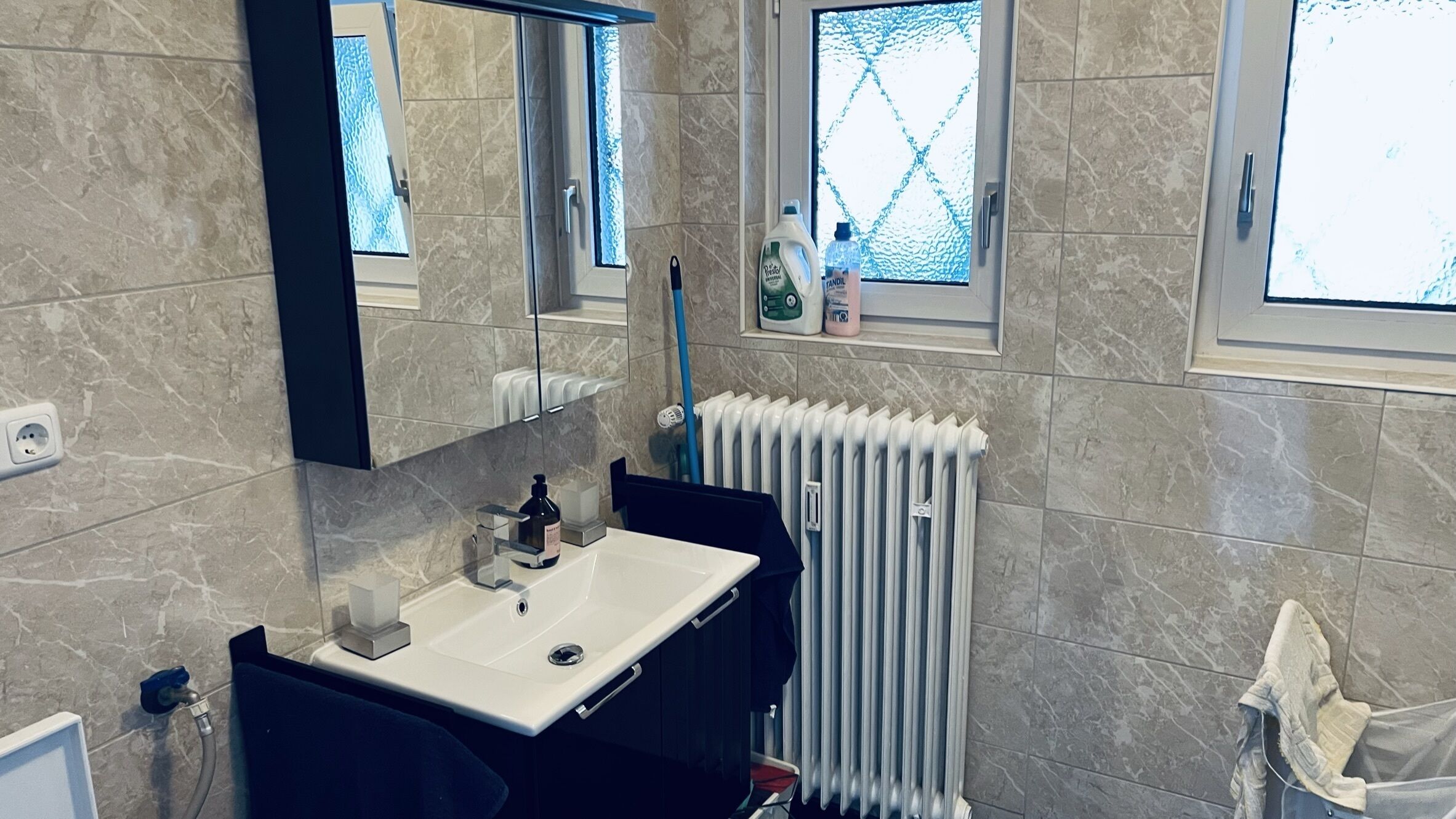Badewanne, Handtücher, Seife, Shampoo