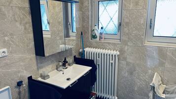 Badewanne, Handtücher, Seife, Shampoo