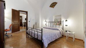 Ein Schlafzimmer mit einem Bett, einem Schreibtisch und einem Stuhl.
